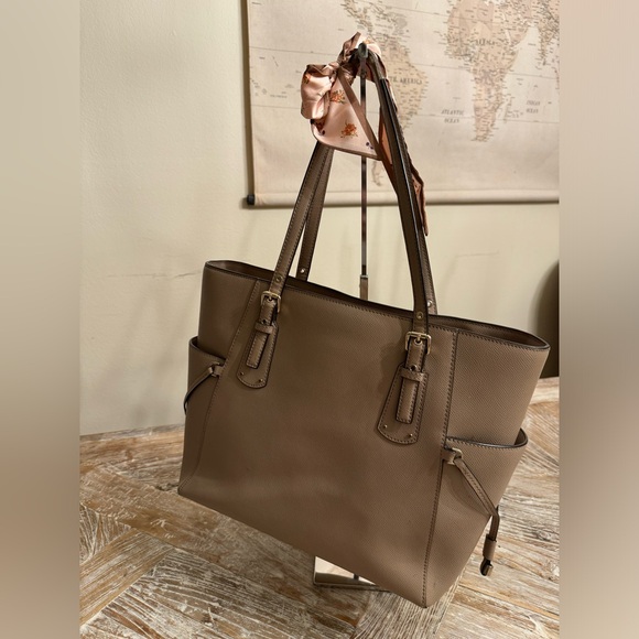 Michael Kors Voyager Tote Bag - Picture 2 of 16